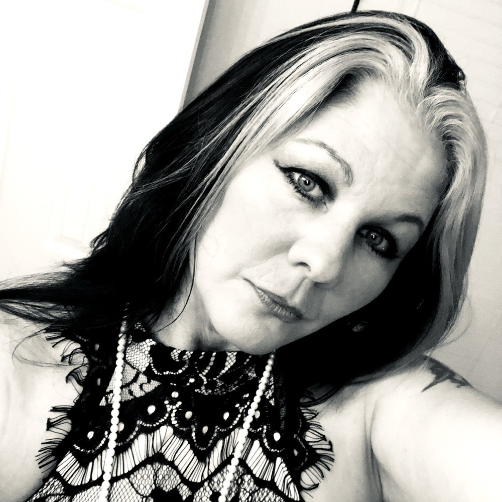 Meet your Posher, Kelly SMITH! That’s Mrs. Smith to you! 😃